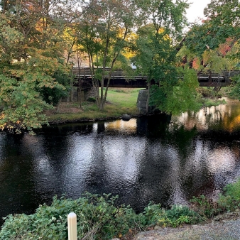 Water under a bridge in fall (Instagram@susanwojciak)