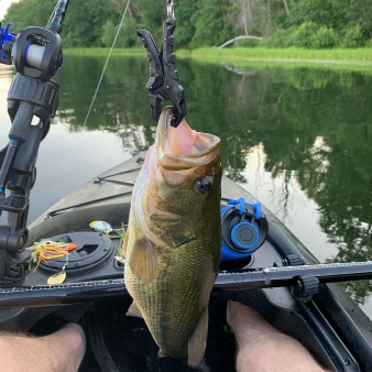 Un hombre en kayak muestra un primer plano de un pez (Instagram@ptm1729)