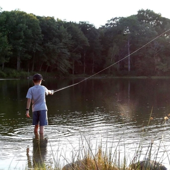 Un niño pescando en el lago (Instagram@stephanienaimo)