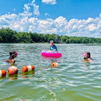 Niños nadando en el lago (Instagram@christinahupfer)