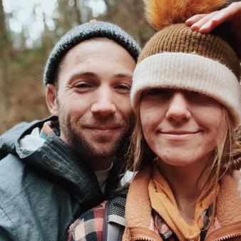 A couple on a winter hike (Instagram@mayaer)