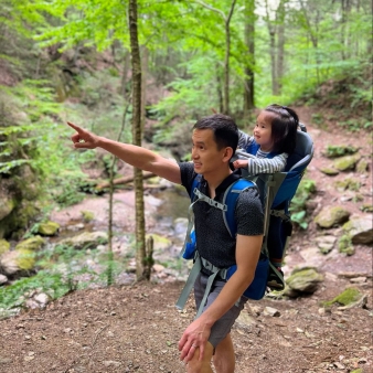 A father hiking with daughter on his back (Instagram@olivia.blueblue)