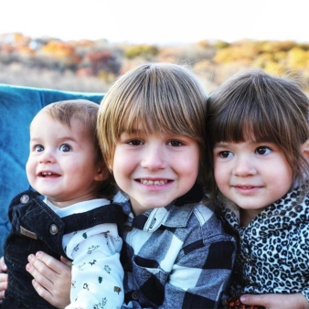 Tres niños posando para una foto (Instagram@stjohnstunner)