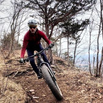 Un hombre en bicicleta de montaña por el bosque (Instagram@mick.ferraro)