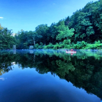 Woman in kayak boat in Peoples State Forest (Instagram@jeffcvo)