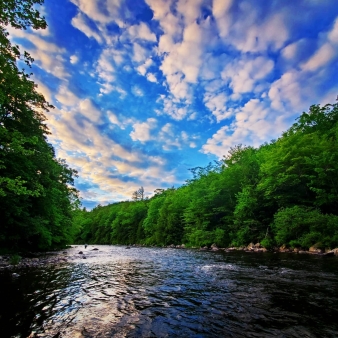 Hermosa toma del río dentro del Bosque Estatal de los Pueblos (Instagram@skamaniasteel)