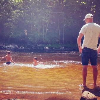 Niños nadando en el río con padre (Instagram@lisapomeroy)