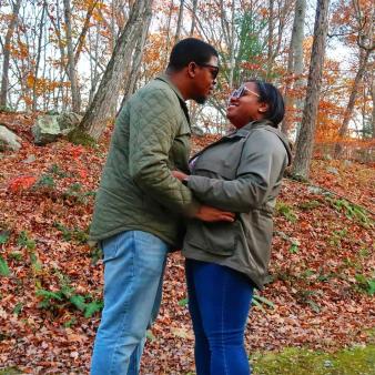 Couple holding one another during fall at Putnam State Park (Instagram@thecitybeyond)