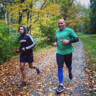 Trail running in fall at Putnam Memorial State Park (Instagram@teixeirammaandfitness)