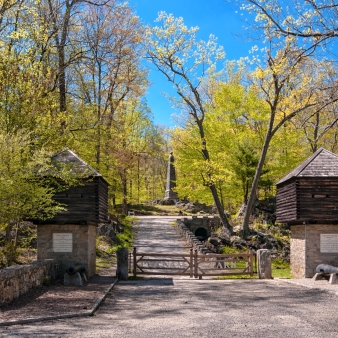 Monument at Putnam Memorial State Park (Flickr)