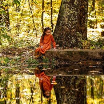 Chica joven en bosque junto al agua (Instagram@imagebyjess)