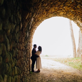 Foto de matrimonio de pareja con la playa de Rocky Neck como telón de fondo (Instagram@adamgarelickphotography)