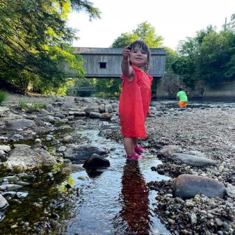 Niños jugando en el río (Instagram@ash1ey_bergeron)