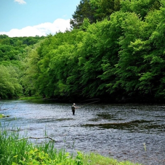 A man fishing in the river (Instagram@iamdan25)