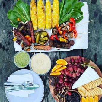 Comida en una mesa de picnic (Instagram@chris.tomoe)