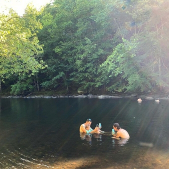 Gente nadando en el río (Instagram@thetipsypineapple)