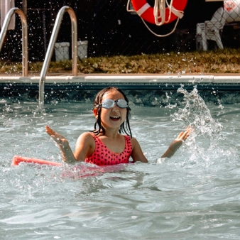 Una niña chapoteando en la piscina (Instagram@phoeblie)