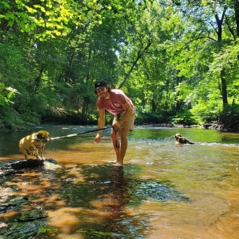 A man with his dogs at the river (Instagram@jmmfire)