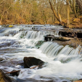 Water falling over rocks in the river (Instagram@jones.tittarelliphotography)