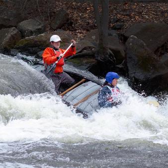 Dos personas en canoa de aguas bravas en el río (Instagram@rkblue123)