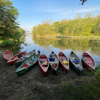 Canoes parked on the shore of the lake (Instagram@rookie1848)