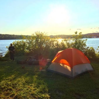 Acampar bajo el sol en Selden Neck (Instagram@thevagueastronomer)