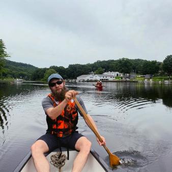 A man canoeing in the lake (Instagram@jennmparks)