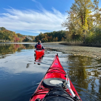 Dos personas haciendo kayak en el lago (Instagram@rlmatsch59)