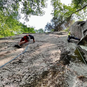 Escalada en roca entre dos personas (Instagram@traprock_pipedreamz)