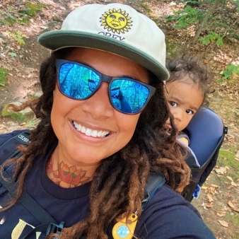 A woman and her baby on a hike (Instagram@starrcav)