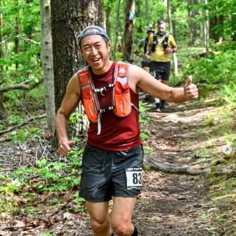 Hombres corriendo por el bosque (Instagram@shenipsitstriders)