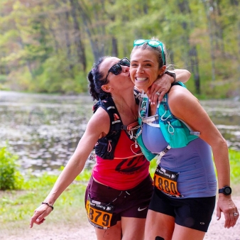 Two women running (Instagram@muddysockphotography)