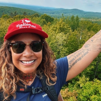 A woman happy to have reached the top of the mountain (Instagram@starrcav)