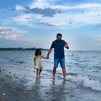 Father and daughter walking along beach (Instagram@madhu.sachan.mavi)