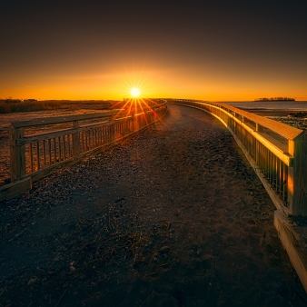 Escena de la playa al amanecer en Silver Sands State Park