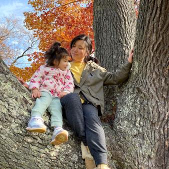 Mother and daughter in tree at Squantz Pond (Instagram@ann_pxa_miller)