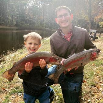 Padre e hijo con los peces que han pescado (Instagram@ericlmarer)