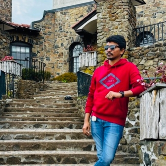 Hombre parado frente a la torre de la montaña Talcott (Instagram@aru_aravind_)