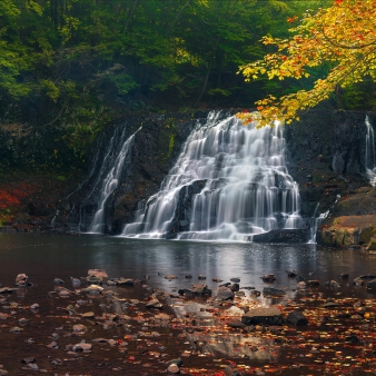 Fall scene at the falls at Wadsworth Falls (Flickr)