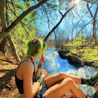 Mujer arriba de las cataratas en Wadsworth Falls (Instagram@lalpine)