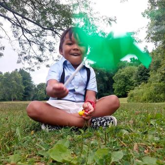 Baby boy playing with pinwheel (Instagram@alvarezdaimaris1)