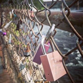 Love locks at Windsor Locks Canal (Instagram@hollering.girl)