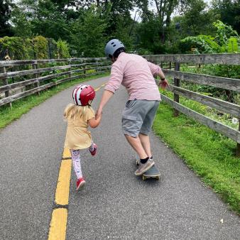 Father and daughter skateboarding (Instagram@juliapistell)