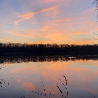 Waterfront sunset at Windsor Meadows (Instagram@northeastern.brando)