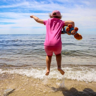 Young girl splashing in water at Harkness Memorial (Instagram@moberempt_photography)