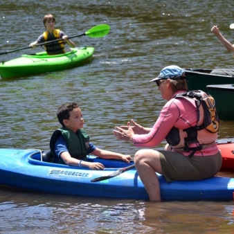 Profesor trabajando con niños en kayak (Instagram@CTStateParks)