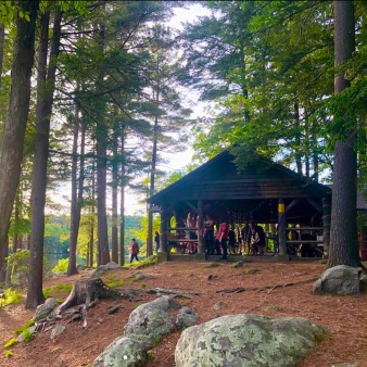 Grupo disfrutando de un refugio para picnic en el Parque Estatal Burr Pond (Instagram@jspinkmills)