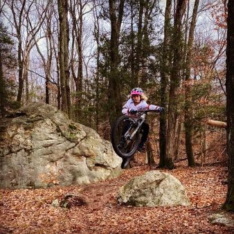 Una mujer en bicicleta de montaña en el bosque (Instagram@brooksinct)