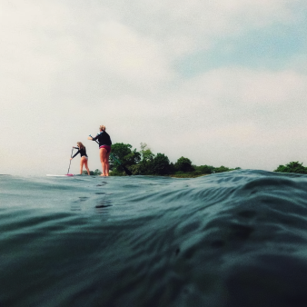 Dos mujeres practicando remo a lo largo de la costa en el Parque Estatal Bluff Point (Instagram@krussophoto)