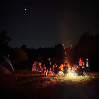 Escena de acampada nocturna en el bosque estatal de Pachaug (Instagram@veeveevoo)